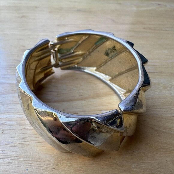 VTG Modernist Clamper Bracelet Hinged Gold Tone Wide Ribbed Chunky Retro Sz‎ 6 - Picture 5 of 7
